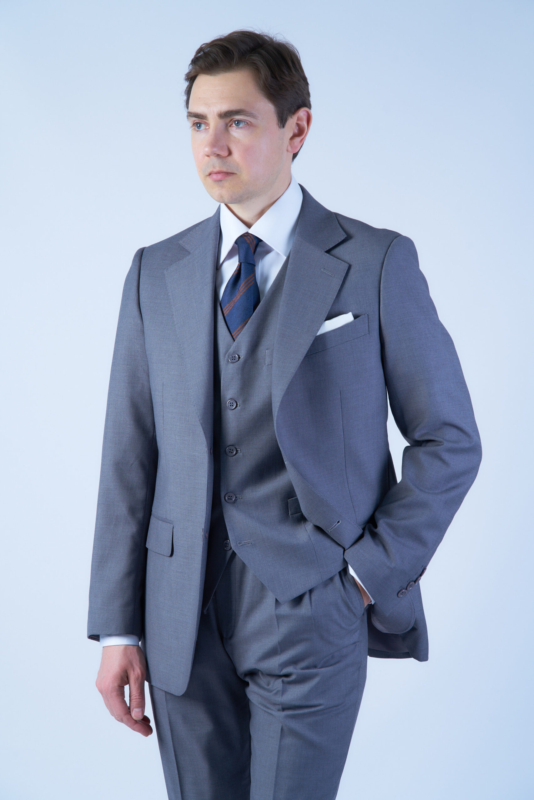 Светло-серый костюм-тройка удлинённого кроя Kingsence