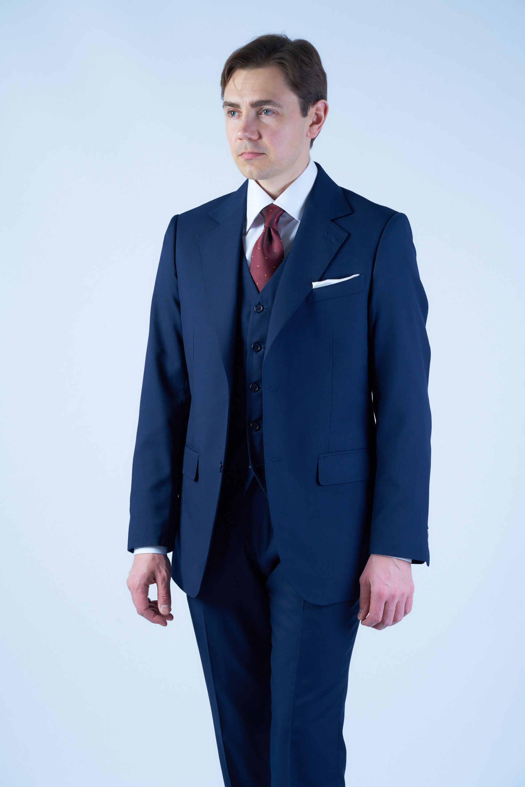 Тёмно-синий костюм тройка удлинённого кроя Kingsence