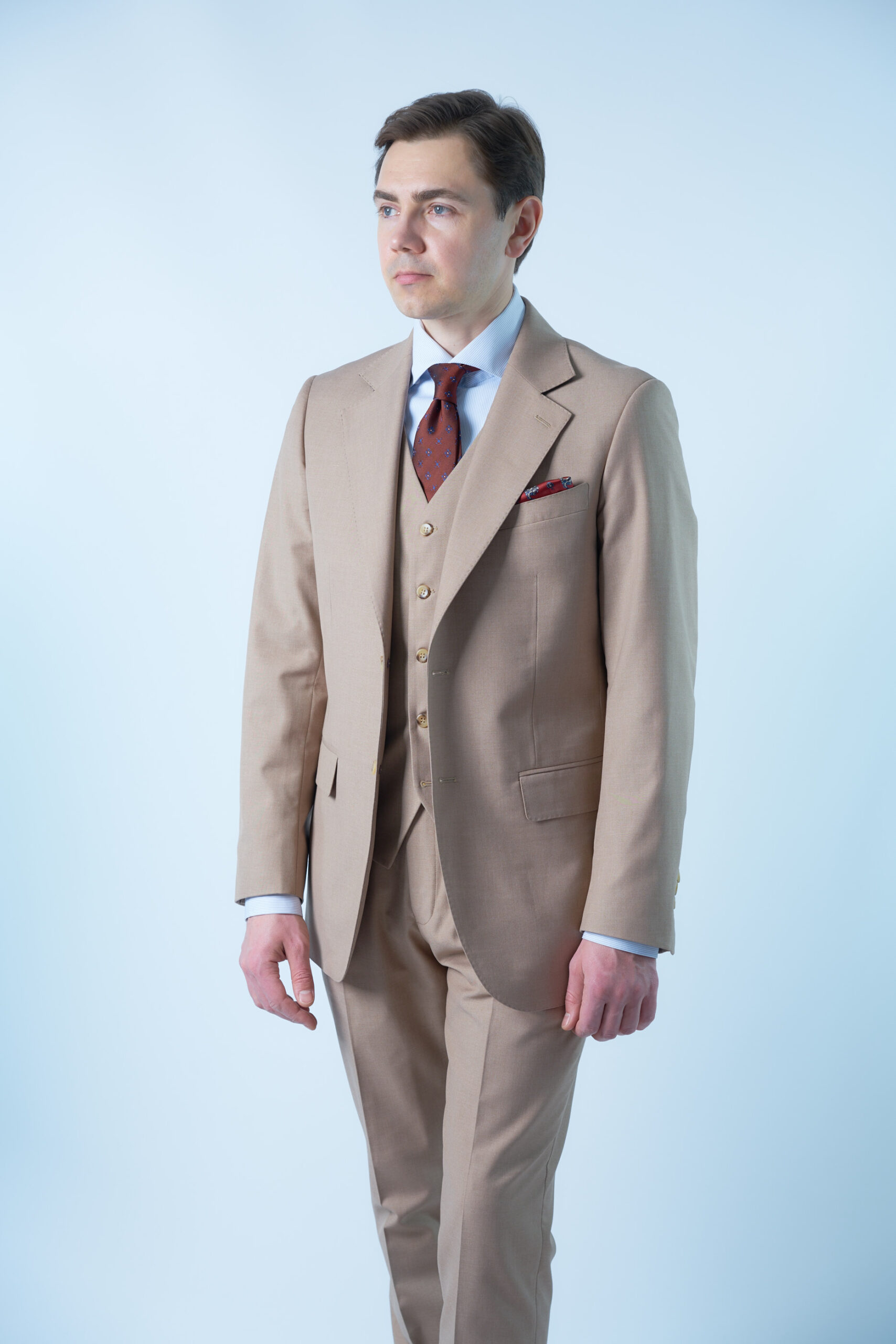 Бежевый костюм-тройка удлинённого кроя Kingsence